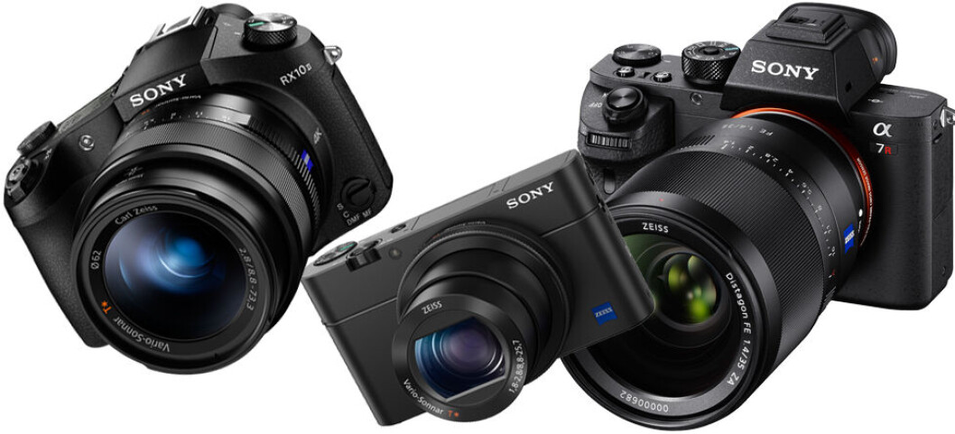 UTVIKLINGSTEMPO: Sony kjører kamerautviklingen sin i høygir og kommer med mange forbedringer. Fra venstre Sony Cyber-shot RX10 II, Sony Cyber-shot RX100 IV og Sony a7R II. Vår fotomontasje basert på Sonys pressebilder gir ikke nødvendigvis et korrekt inntrykk av proporsjonene mellom de tre kameraene. UTVIKLINGSTEMPO: Sony kjører kamerautviklingen sin i høygir og kommer med mange forbedringer. Fra venstre Sony Cyber-shot RX10 II, Sony Cyber-shot RX100 IV og Sony a7R II. Vår fotomontasje basert på Sonys pressebilder gir ikke nødvendigvis et korrekt inntrykk av proporsjonene mellom de tre kameraene.