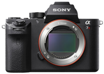 KONGEN: Med en bildebrikke på over 42 megapiksler har Sony gjort seg til kongen på haugen i fullformat-klassen. (Foto: Sony) KONGEN: Med en bildebrikke på over 42 megapiksler har Sony gjort seg til kongen på haugen i fullformat-klassen. (Foto: Sony)