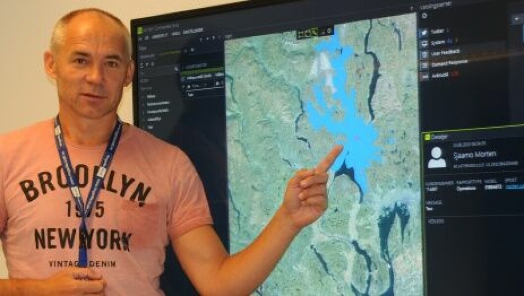OVERSIKT OVER FEILVARSLINGER: Prosjektleder Morten Sjaamo i Ringeriks-Kraft Nett med et kart som viser hvor en avviksmelding i AMS-nettet er sendt fra. Foto: Ahlert Hysing