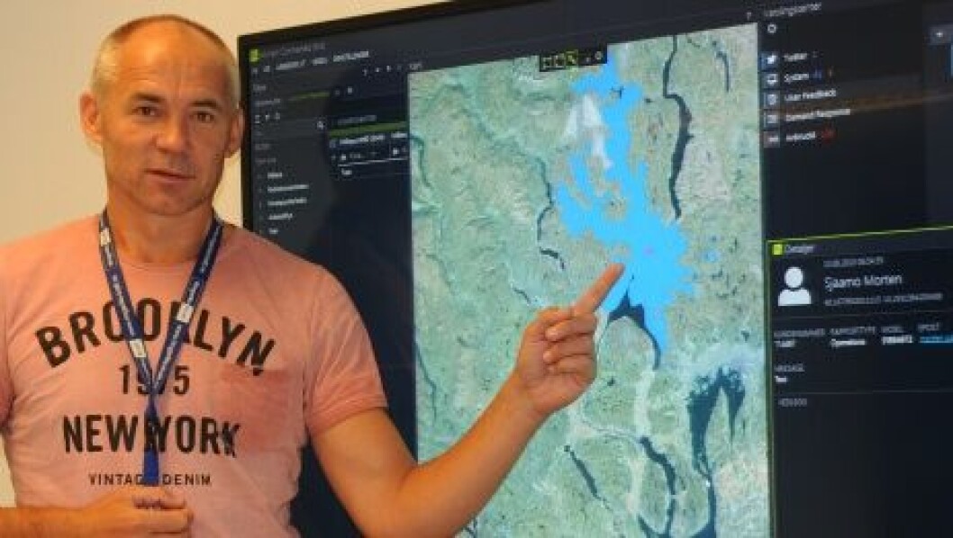 OVERSIKT OVER FEILVARSLINGER: Prosjektleder Morten Sjaamo i Ringeriks-Kraft Nett med et kart som viser hvor en avviksmelding i AMS-nettet er sendt fra. Foto: Ahlert Hysing OVERSIKT OVER FEILVARSLINGER: Prosjektleder Morten Sjaamo i Ringeriks-Kraft Nett med et kart som viser hvor en avviksmelding i AMS-nettet er sendt fra. Foto: Ahlert Hysing