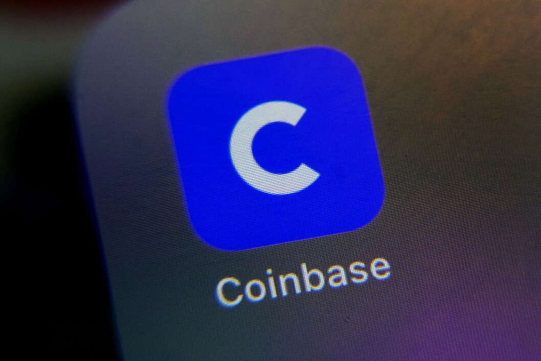 PÅ BØRS: Coinbase blir onsdag børsnotert. Appen, der brukere kan kjøpe og selge kryptovaluta, er det første krypto-baserte selskapet til å bli børsnotert i USA og det største selskapet til å gjøre inntog på markedet siden Uber i 2019. (Foto: Richard Drew / AP / NTB) PÅ BØRS: Coinbase blir onsdag børsnotert. Appen, der brukere kan kjøpe og selge kryptovaluta, er det første krypto-baserte selskapet til å bli børsnotert i USA og det største selskapet til å gjøre inntog på markedet siden Uber i 2019. (Foto: Richard Drew / AP / NTB)