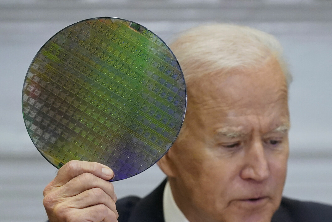 VANSKELIG VERDIKJEDE: President Joe Biden holder en silikon-wafer under en konferanse om verdikjeden for halvledere. (Foto AP Photo/Patrick Semansky)