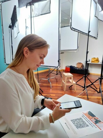 GDPR-LØSNING: Zandra Max fra SMOC AI tester ut FotoWare Consent Management når hun tar sitt portrettbilde. (Foto: Mariana Mehedyniuk / FotoWare)