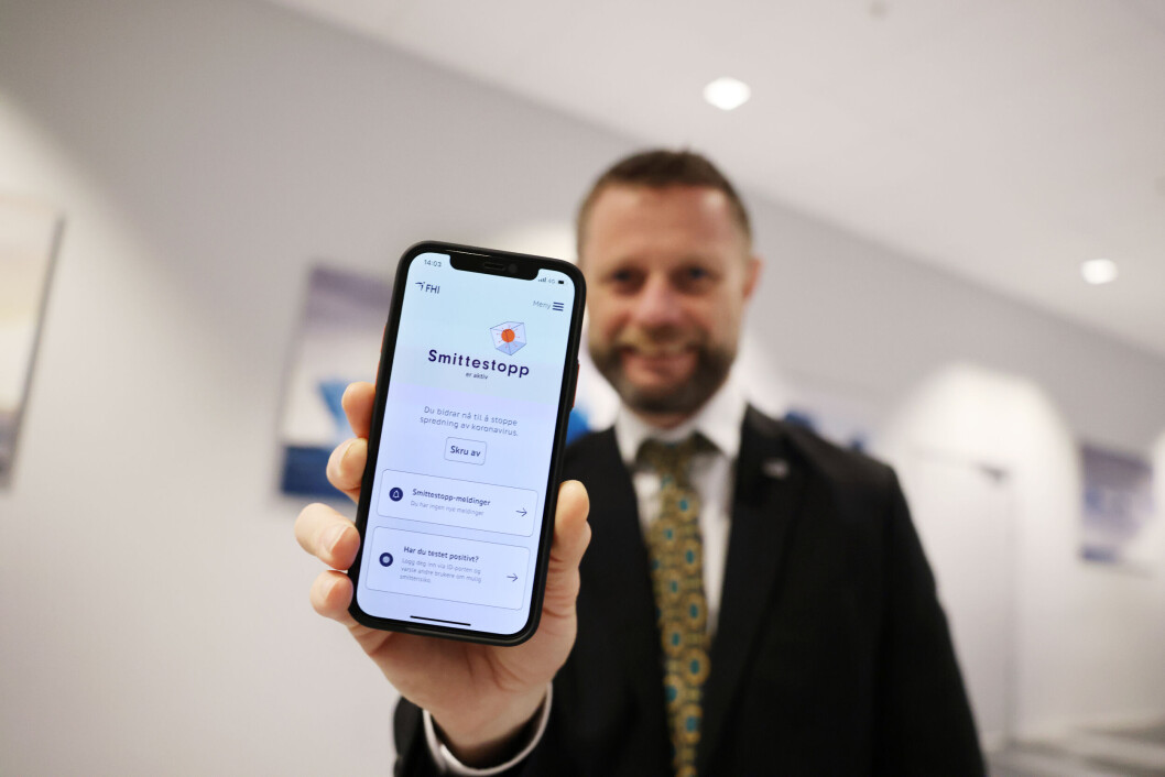BRUKES LITE: Helse- og omsorgsminister Bent Høie (H) med den nye Smittestopp-appen. (Foto: Ørn E. Borgen / NTB) BRUKES LITE: Helse- og omsorgsminister Bent Høie (H) med den nye Smittestopp-appen. (Foto: Ørn E. Borgen / NTB)