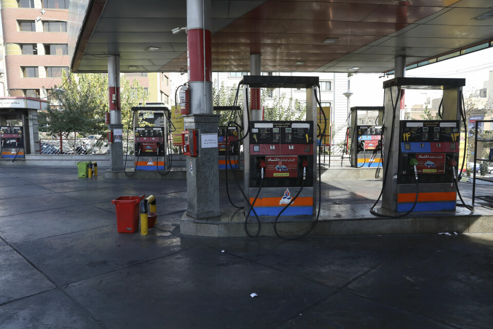 ANGREPET: Iranere kjøper drivstoff på bensinstasjonene med et kort utstedt fra staten. Tirsdag var alle stasjonene nede etter et cyberangrep. (Foto: Vahid Salemi / AP / NTB)
