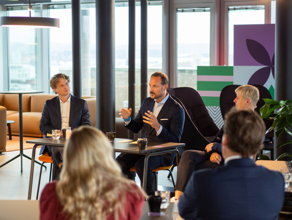 TØFF START: En opplagt og spøkefull Kronprins Haakon åpnet samtalen med å påpeke at mandag klokka ni kanskje var en tøff start på Innovasjonsuka også etter tidenes festhelg. (Foto: Liisa Leesment) TØFF START: En opplagt og spøkefull Kronprins Haakon åpnet samtalen med å påpeke at mandag klokka ni kanskje var en tøff start på Innovasjonsuka også etter tidenes festhelg. (Foto: Liisa Leesment)