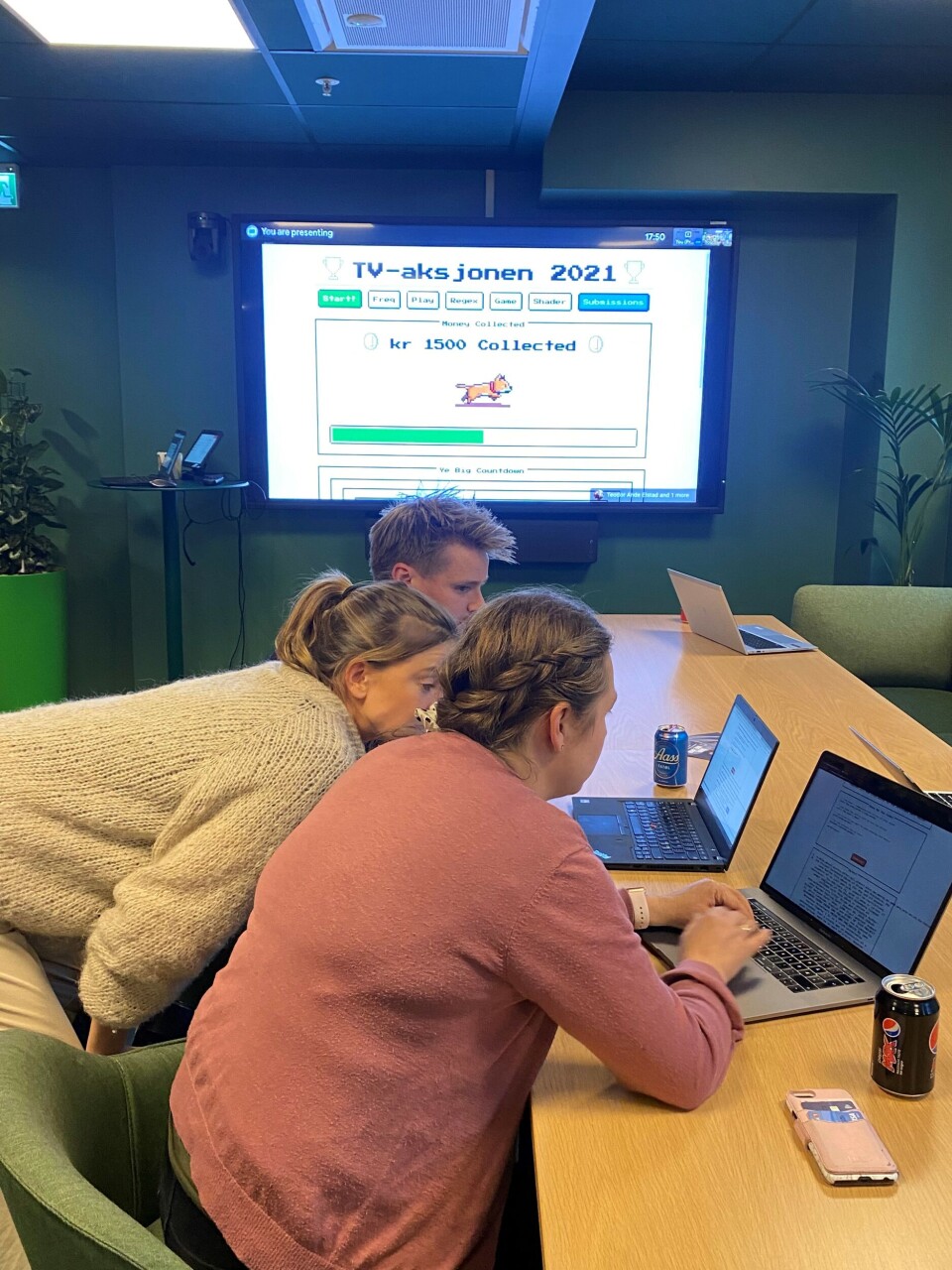 KODE MED MENING: Årets TV-aksjon støtter Plan International Norge sitt arbeid mot barneekteskap. For tredje året på rad inviterte it-selskapet Computas til Kode med mening, for å sette fokus på TV-aksjonens formål og la ansatte og venner få kode seg frem til donasjoner. (Foto: Computas) KODE MED MENING: Årets TV-aksjon støtter Plan International Norge sitt arbeid mot barneekteskap. For tredje året på rad inviterte it-selskapet Computas til Kode med mening, for å sette fokus på TV-aksjonens formål og la ansatte og venner få kode seg frem til donasjoner. (Foto: Computas)