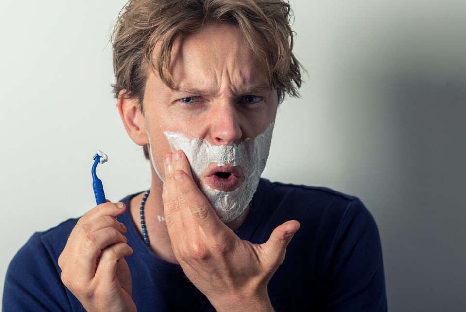 ALLER FØRST: Husk å fjerne alt av hår som du måtte ha i fjeset. Vi starter med blanke ark - nybarnert! (Foto: Sammy Williams/ Unsplash) ALLER FØRST: Husk å fjerne alt av hår som du måtte ha i fjeset. Vi starter med blanke ark - nybarnert! (Foto: Sammy Williams/ Unsplash)