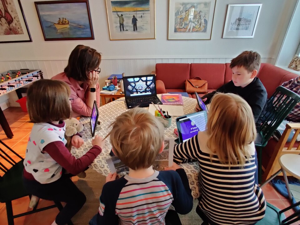 HJEMMESKOLEN: Det viktigste først, så kan arbeidet begynne. (Foto: Jan Birkeland)