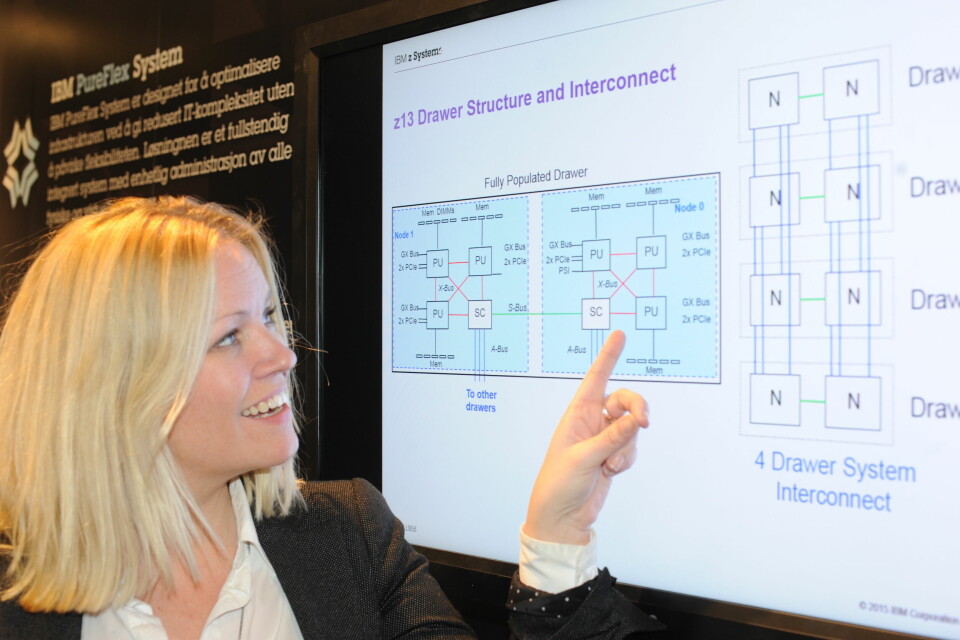 SKUFF: Divisjonsdirektør Nina Wilhelmsen i IBM viser prosessorarkitekturen for en av fire skuffer i IBM z13. Tre prosessorer kobles til en systemkontrollenhet. To slike sammenkoblinger plasseres på en systembrikke på hovedkortet i datamaskinskuffen. Det er plass til 2,5 TB minne. Dermed blir det 24 prosessorer med 10 TB minne maksimalt i en z13.  (Foto: Ahlert Hysing)