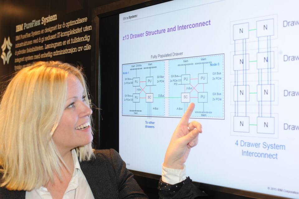 SKUFF: Divisjonsdirektør Nina Wilhelmsen i IBM viser prosessorarkitekturen for en av fire skuffer i IBM z13. Tre prosessorer kobles til en systemkontrollenhet. To slike sammenkoblinger plasseres på en systembrikke på hovedkortet i datamaskinskuffen. Det er plass til 2,5 TB minne. Dermed blir det 24 prosessorer med 10 TB minne maksimalt i en z13. (Foto: Ahlert Hysing) SKUFF: Divisjonsdirektør Nina Wilhelmsen i IBM viser prosessorarkitekturen for en av fire skuffer i IBM z13. Tre prosessorer kobles til en systemkontrollenhet. To slike sammenkoblinger plasseres på en systembrikke på hovedkortet i datamaskinskuffen. Det er plass til 2,5 TB minne. Dermed blir det 24 prosessorer med 10 TB minne maksimalt i en z13. (Foto: Ahlert Hysing)