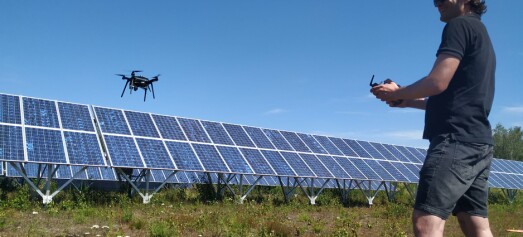 Selvstyrende droner inspiserer solcelleparker for feil