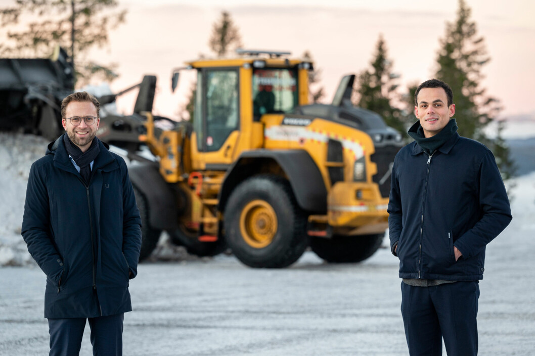 EGENHJELP: Pengene går til prosjekter der forskere og offentlige virksomheter samarbeider om å løse offentlig sektors egne utfordringer. Blant annet får Trondheim og Oslo kommune får 10 millioner kroner i en førkommersiell anskaffelse for at de sammen skal invitere entreprenører, gründere og forskere til en konkurranse om å lage den beste nye måten å håndtere forurenset snø på. På bildet ser vi prosjektleder i Oslo kommune, Isak Solomon, sammen med Nikolai Astrup. (Foto: Skjalg Bøhmer Vold) EGENHJELP: Pengene går til prosjekter der forskere og offentlige virksomheter samarbeider om å løse offentlig sektors egne utfordringer. Blant annet får Trondheim og Oslo kommune får 10 millioner kroner i en førkommersiell anskaffelse for at de sammen skal invitere entreprenører, gründere og forskere til en konkurranse om å lage den beste nye måten å håndtere forurenset snø på. På bildet ser vi prosjektleder i Oslo kommune, Isak Solomon, sammen med Nikolai Astrup. (Foto: Skjalg Bøhmer Vold)