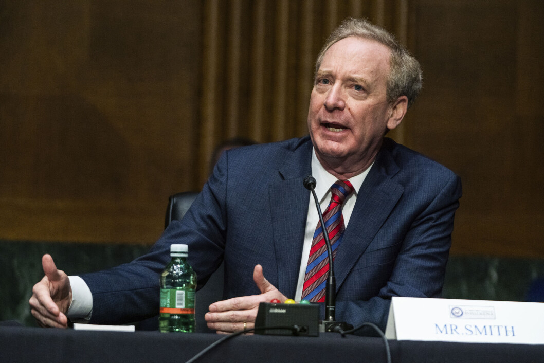 MANGE: Microsofts president Brad Smith forteller at selskapet spurte seg selv om hvor mange dataingeniører de trodde det måtte til for å gjøre å plassere en skadelig programvare i sikkerhetsprogrammet til SolarWinds. Svaret de kom frem til var minst 1.000 dyktige ingeniører. (Foto: Demetrius Freeman/The Washington Post via AP, Pool) MANGE: Microsofts president Brad Smith forteller at selskapet spurte seg selv om hvor mange dataingeniører de trodde det måtte til for å gjøre å plassere en skadelig programvare i sikkerhetsprogrammet til SolarWinds. Svaret de kom frem til var minst 1.000 dyktige ingeniører. (Foto: Demetrius Freeman/The Washington Post via AP, Pool)