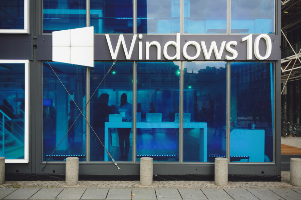 PROMO: Windows 10 store front in Paris in 2015.