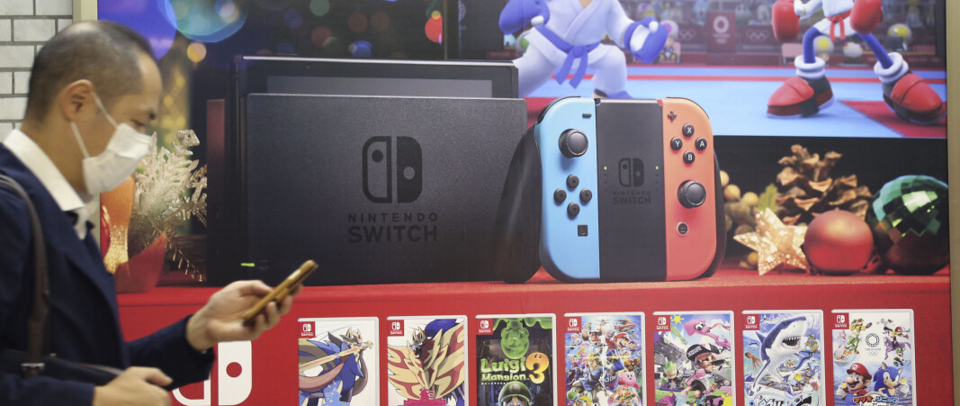 Også Nintendo sliter med den globale mangelen på mikrobrikker. Salgsprognosene er senket, og arbeidet med etterfølgeren til spillkonsollen Nintendo Switch lugger. (Foto: Koji Sasahara / AP / NTB) Også Nintendo sliter med den globale mangelen på mikrobrikker. Salgsprognosene er senket, og arbeidet med etterfølgeren til spillkonsollen Nintendo Switch lugger. (Foto: Koji Sasahara / AP / NTB)
