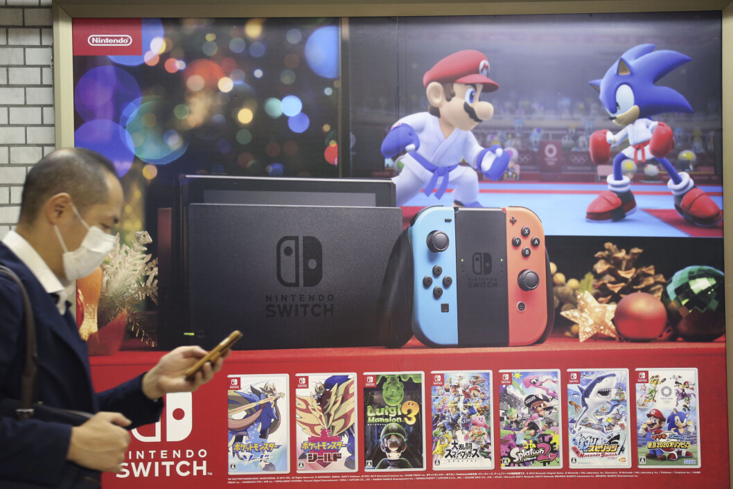 SLITER: Også Nintendo sliter med den globale mangelen på mikrobrikker. Salgsprognosene er senket, og arbeidet med etterfølgeren til spillkonsollen Nintendo Switch lugger. (Foto: Koji Sasahara / AP / NTB) SLITER: Også Nintendo sliter med den globale mangelen på mikrobrikker. Salgsprognosene er senket, og arbeidet med etterfølgeren til spillkonsollen Nintendo Switch lugger. (Foto: Koji Sasahara / AP / NTB)