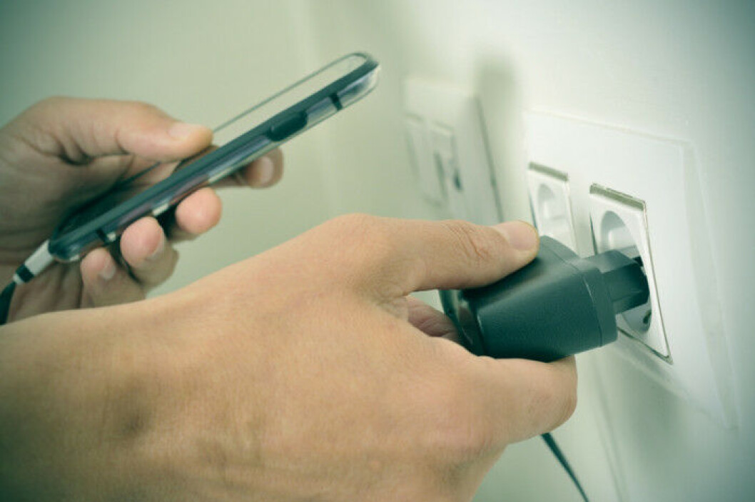 FAKTA: Mobilen kan lade noe raskere hvis man skrur den av eller setter den i spare- og flymodus. (Pressefoto: Elkjøp) FAKTA: Mobilen kan lade noe raskere hvis man skrur den av eller setter den i spare- og flymodus. (Pressefoto: Elkjøp)