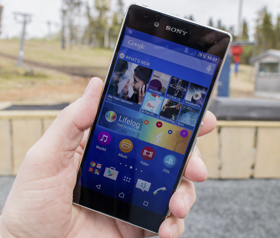 MYE ER LIKT: Sony Xperia Z3+ har tilsynelatende bare kosmetiske endringer fra forrige modell, men det er en god del nytt under skallet. (Foto: Toralv Østvang) MYE ER LIKT: Sony Xperia Z3+ har tilsynelatende bare kosmetiske endringer fra forrige modell, men det er en god del nytt under skallet. (Foto: Toralv Østvang)
