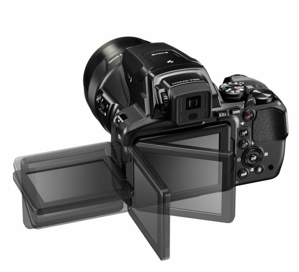 VRIDBAR: LCD-skjermen på Nikon P900 er vridbar, men ikke berøringsfølsom. (Foto: Nikon)