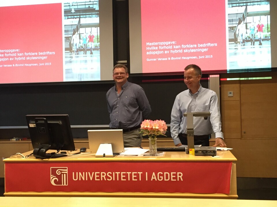 UIA: Gunnar Venaas og Øyvind Haugmoen har i to år studert ved Universitet i Agder i tillegg til at de begge er i full jobb. Her er de avbildet mens de presenterer masteroppgaven. (Foto: privat)