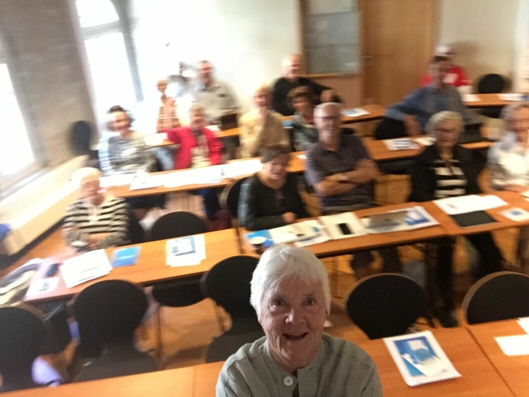 DUPEDITT-MESTRING: Statssekretær Astrid Nøkleby Heiberg (76) tester selfie med stang for første gang. (Foto: Creative Commons/ Astrid Nøkleby Heiberg)