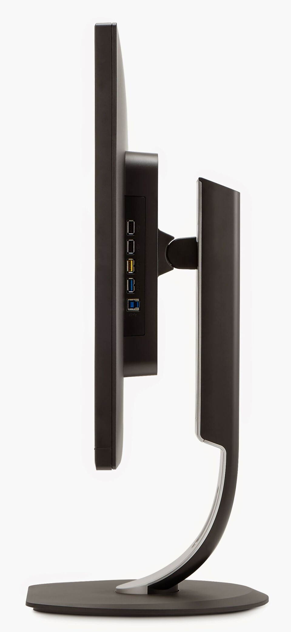 TILKOBLINGER: Under på baksiden av skjermen finner du alt av bildetilkoblinger, mens USB-huben er plasser bak på siden av skjermen. TILKOBLINGER: Under på baksiden av skjermen finner du alt av bildetilkoblinger, mens USB-huben er plasser bak på siden av skjermen.