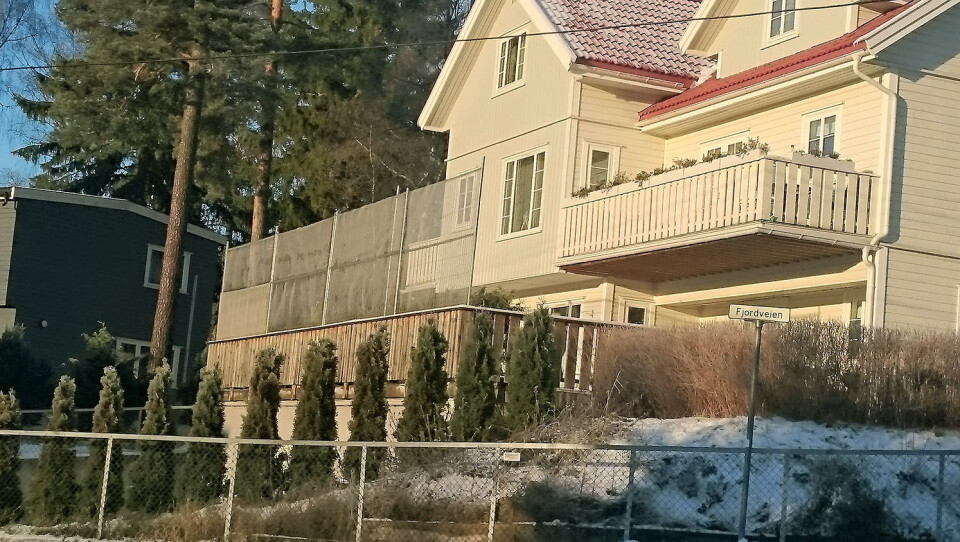 BESKYTTET: Med metallpanel på veggene og nettinggjerde på verandaen prøver Bjørn G. Johannesen å beskytte seg mot stråling fra Telenors mobilantenne. Foto: Telecom Revy
