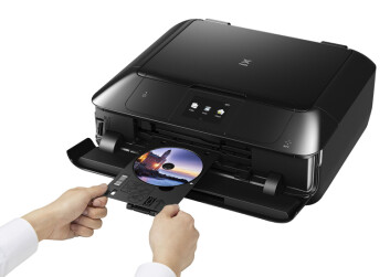 NFC-STØTTE: Den dyreste av de tre nye Canon-skriverne, Pixma MG7750, har støtte for nærfeltskommunikasjon, noe som gjør det lett å skrive ut fra utvalgte mobiler og nettbrett. De som fortsatt brenner CD-er og DVD-er, kan bruke maskinen til å skrive ut lekre covere direkte på platene. (Foto: Canon) NFC-STØTTE: Den dyreste av de tre nye Canon-skriverne, Pixma MG7750, har støtte for nærfeltskommunikasjon, noe som gjør det lett å skrive ut fra utvalgte mobiler og nettbrett. De som fortsatt brenner CD-er og DVD-er, kan bruke maskinen til å skrive ut lekre covere direkte på platene. (Foto: Canon)