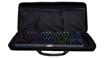 ETUI: Razer Blackwidow TE Chroma leveres i en vanlig eske, men inne i esken er tastaturet og den løse usb-kabelen pakket i et snertent etui. ETUI: Razer Blackwidow TE Chroma leveres i en vanlig eske, men inne i esken er tastaturet og den løse usb-kabelen pakket i et snertent etui.