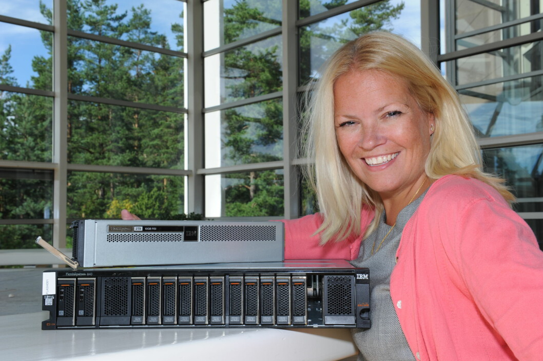MIKROSEKUNDER: Direktør Nina Wilhelmsen i IBM med de nye lagringsmodulene på flash fra IBM. Gartner vurderer IBMs V900 som et av de beste systemene på flash. Med egen adressering oppnår IBM tilgang til data på 100 mikrosekunder. Kunder vil ikke gi fra seg boksen etter prøving, ifølge IBM. (Foto: Ahlert Hysing)