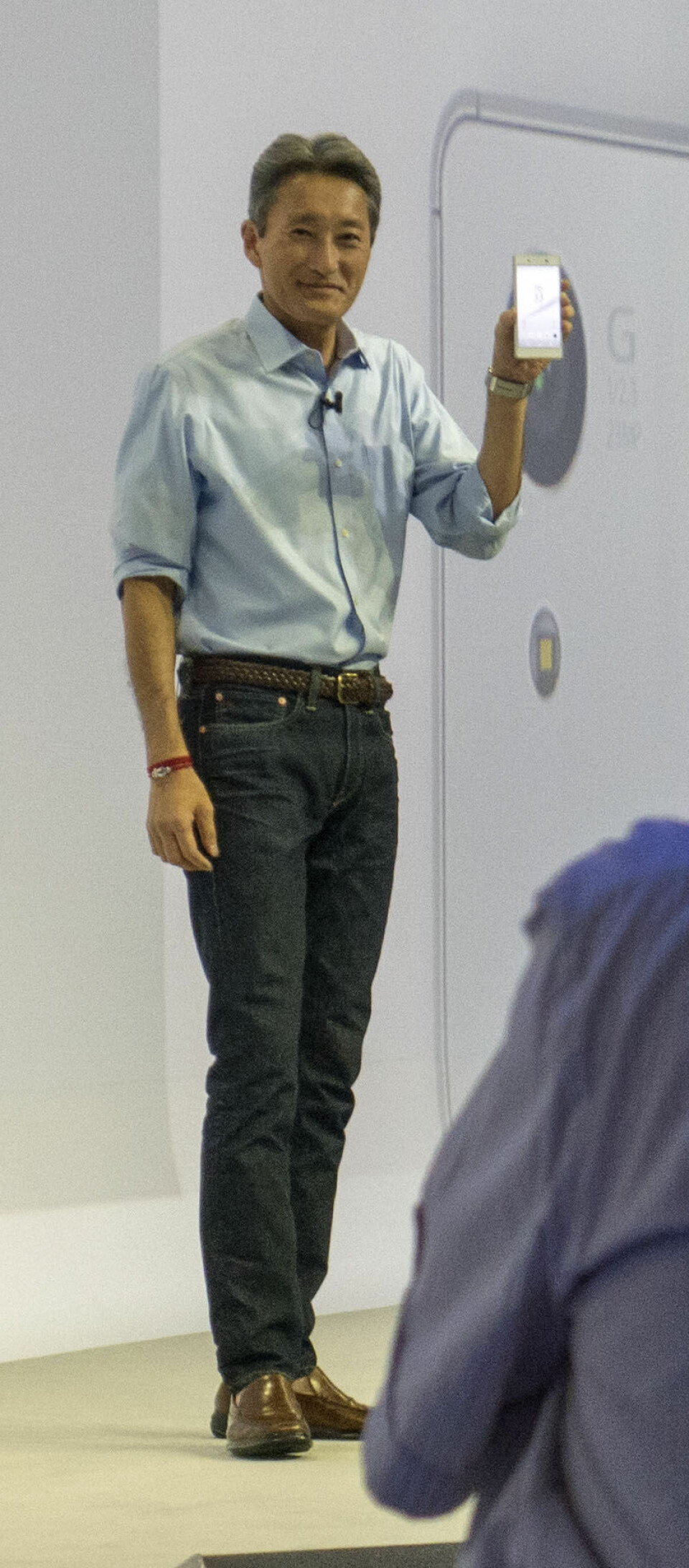 4K: Sony-sjef Kazua Hirai viser frem verdens første smartmobil med 4K-skjerm. (Foto: Toralv Østvang)