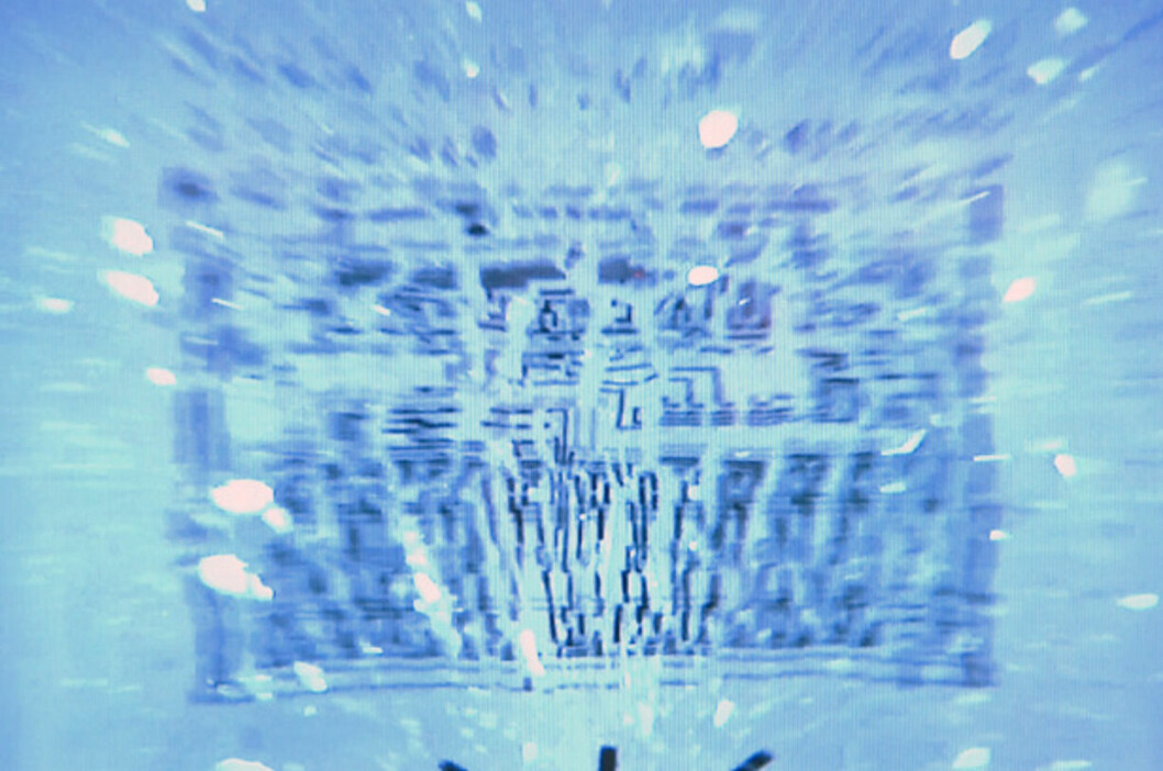 SLETTET: Stillbilde fra sakte video idet brikken ødelegger seg selv. Dataene den lagret er garantert slettet. (Foto: Xerox PARC)