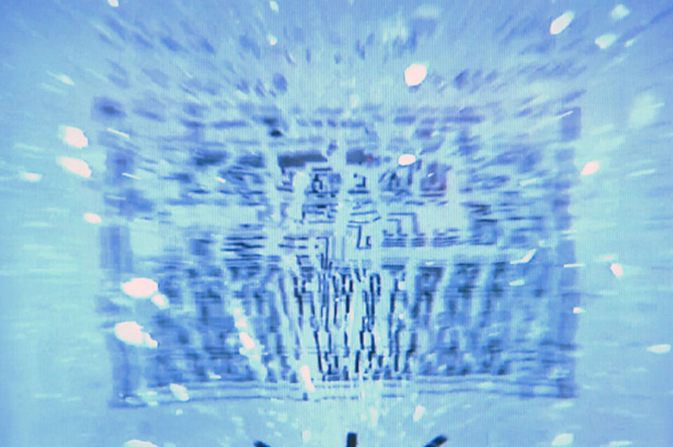 SLETTET: Stillbilde fra sakte video idet brikken ødelegger seg selv. Dataene den lagret er garantert slettet. (Foto: Xerox PARC) SLETTET: Stillbilde fra sakte video idet brikken ødelegger seg selv. Dataene den lagret er garantert slettet. (Foto: Xerox PARC)