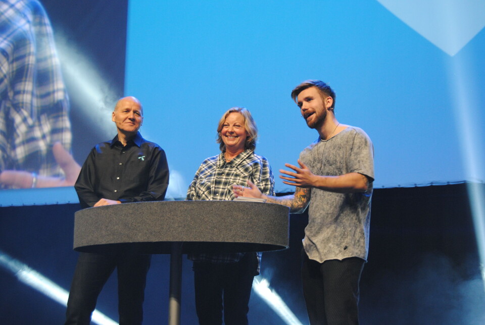 ANTIMOBBE-KAMPANJE: Sammen med konferansier Stian Blipp fikk Telenor-sjefene Berit Svendsen og Sigve Brekke et samlet nei til nettmobbing fra 7300 elever på Telenor Arena. (Foto: Stine Marie Hagen)