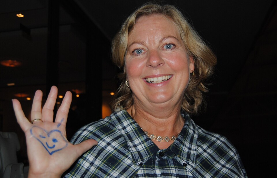 Berit Svendsen med Bruk hue-logoen i hånda. (Foto: Stine Marie Hagen)