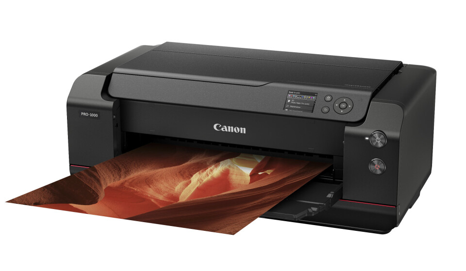 RØD STRIPE: Canon frir til fotoentusiaster og profesjonelle fotografer med en rød designstripe som ligner den røde sirkelen på de litt dyrere Canon-objektivene. (Foto: Canon) RØD STRIPE: Canon frir til fotoentusiaster og profesjonelle fotografer med en rød designstripe som ligner den røde sirkelen på de litt dyrere Canon-objektivene. (Foto: Canon)