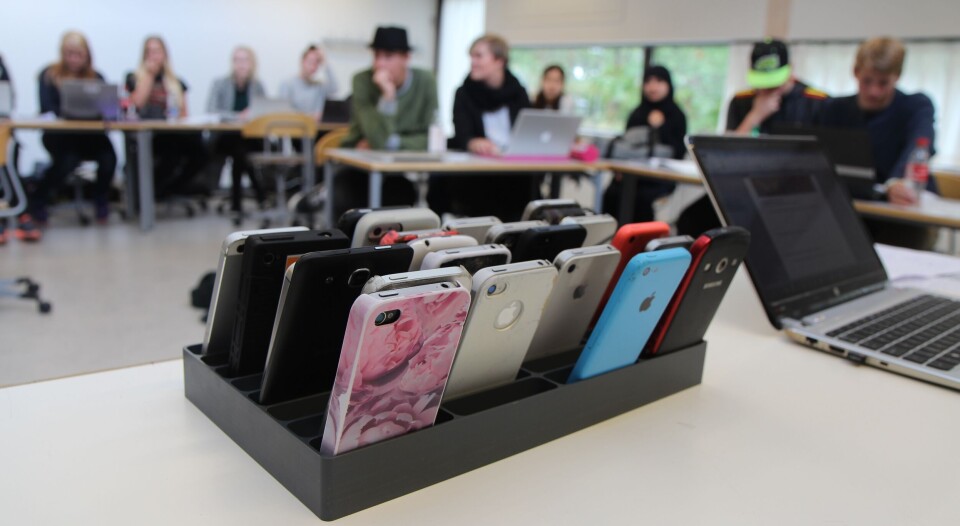 MOBILEN PÅ HYLLA: Denne enkle oppfinnelsen gir elevene fokuset tilbake, reduserer forstyrrelse i undervisningen og kan føre til bedre karakterer og sosialt miljø i klassen. (Foto: Telefonrammen.dk) MOBILEN PÅ HYLLA: Denne enkle oppfinnelsen gir elevene fokuset tilbake, reduserer forstyrrelse i undervisningen og kan føre til bedre karakterer og sosialt miljø i klassen. (Foto: Telefonrammen.dk)