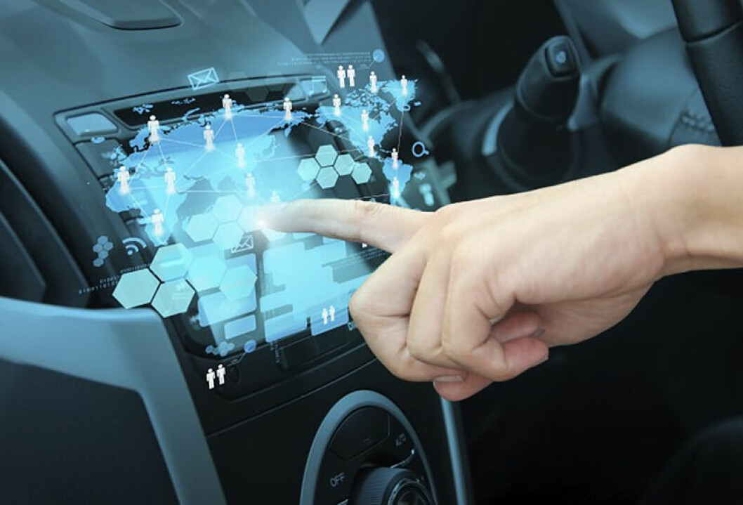 TALESTYRING: Selv om bildet viser fingerstyring av infoskjermen, er det trolig tale som blir kommunikasjonsløsningen i bil-it. (Foto: Microsoft)