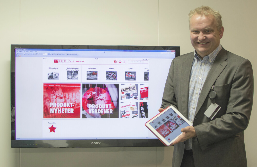 EFFEKTIV MED IPAD: Salgsdirektør Knut Grothaug viser frem løsningen "Speedy Touch" som erstatter den gamle produktboka. (Pressefoto)