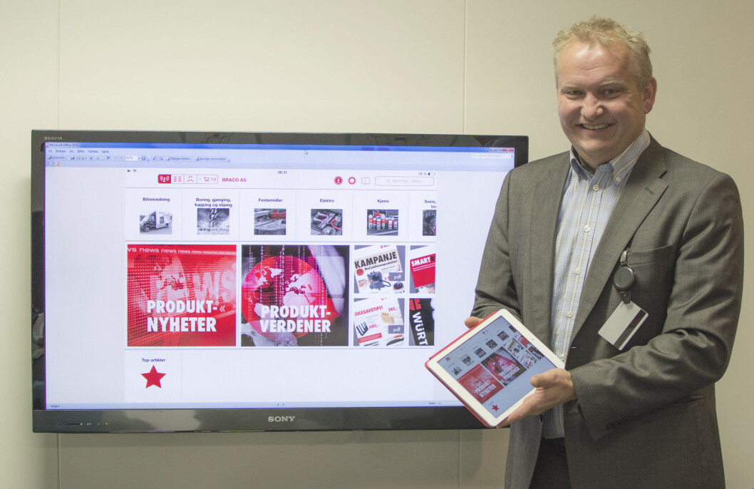 EFFEKTIV MED IPAD: Salgsdirektør Knut Grothaug viser frem løsningen "Speedy Touch" som erstatter den gamle produktboka. (Pressefoto) EFFEKTIV MED IPAD: Salgsdirektør Knut Grothaug viser frem løsningen "Speedy Touch" som erstatter den gamle produktboka. (Pressefoto)