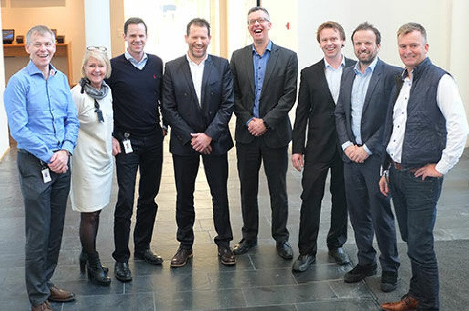 DRIFTSAVTALE: fra venstre: Gunnar Senum (Skandiabanken), Eirunn Skogen (Skandiabanken), Henning Nordgulen (Skandiabanken), Endre Valdersnes (Atea), Einar Vaage (Atea), Sveinung Trovik (Basefarm), Lars Lersveen (Basefarm) og Magnar Øyhovden (Skandiabanken). (Pressefoto) DRIFTSAVTALE: fra venstre: Gunnar Senum (Skandiabanken), Eirunn Skogen (Skandiabanken), Henning Nordgulen (Skandiabanken), Endre Valdersnes (Atea), Einar Vaage (Atea), Sveinung Trovik (Basefarm), Lars Lersveen (Basefarm) og Magnar Øyhovden (Skandiabanken). (Pressefoto)