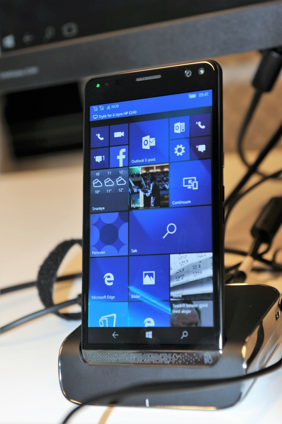 STOLT: Administrerende direktør Verner Hølleland i HP Norge med smarttelefonen Elite X3 som benytter Microsoft Windows 10. Dermed får Microsoft en ny medspiller for sitt bruksmiljø Windows 10 som skal benyttes på alle typer brukerhjelpemidler. Telefonen kan styre en skjerm og et tastatur, alternativt en pc uten prosessor for å få tastatur og en 12,5 tommers skjerm.