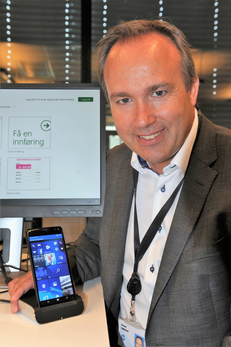 STOLT: Administrerende direktør Verner Hølleland i HP Norge med smarttelefonen Elite X3 som benytter Microsoft Windows 10. Dermed får Microsoft en ny medspiller for sitt bruksmiljø Windows 10 som skal benyttes på alle typer brukerhjelpemidler. Telefonen kan styre en skjerm og et tastatur, alternativt en pc uten prosessor for å få tastatur og en 12,5 tommers skjerm.