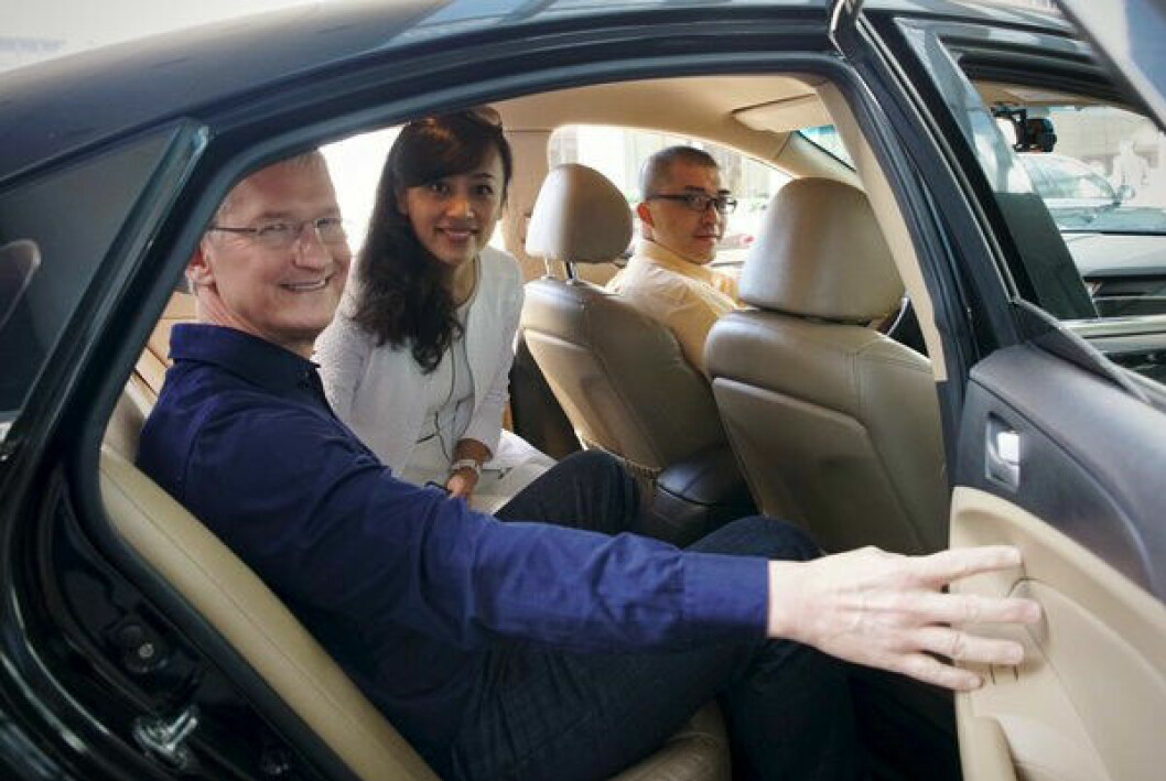 KINA: Tim Cook på Kina-besøk, her med Didi Chuxing-president Liu Qing (Foto: Chinadaily)