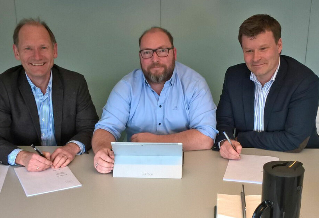 SATSER INTERNASJONALT:  Erik Hagen fra Viking Venture har signerert en avtale med Tor Ove Henriksen og Lars Gunnar Fledsberg fra Skooler.
