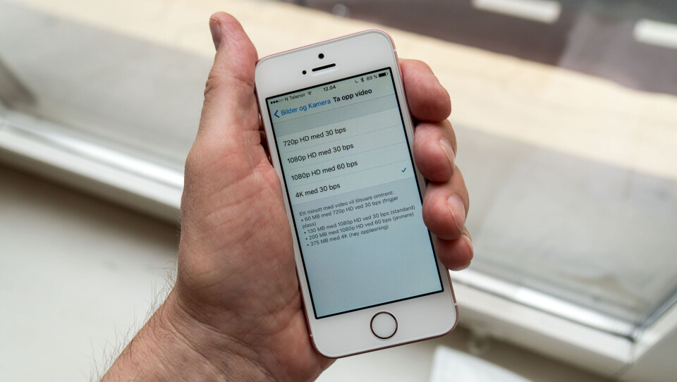 4K ELLER UHD: Dagens iPhone-modeller - her iPhone SE - kan ta opp 4K-video med 30 bps. På iPhone 7 er 4K-videofrekvensen doblet til 60 bps, ifølge ryktene. (Foto: Toralv Østvang) 4K ELLER UHD: Dagens iPhone-modeller - her iPhone SE - kan ta opp 4K-video med 30 bps. På iPhone 7 er 4K-videofrekvensen doblet til 60 bps, ifølge ryktene. (Foto: Toralv Østvang)