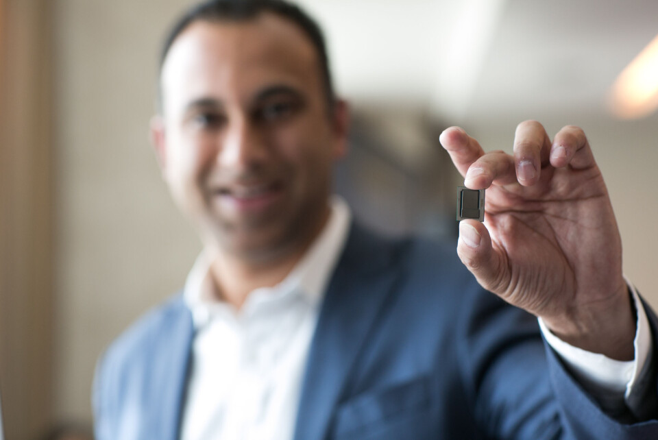 PC-PRODUKTER: Navin Shenoy, direktøren i Intels klientmaskingruppe, viser fram syvende generasjon Intel Core-prosessor. (FOTO: Intel) PC-PRODUKTER: Navin Shenoy, direktøren i Intels klientmaskingruppe, viser fram syvende generasjon Intel Core-prosessor. (FOTO: Intel)