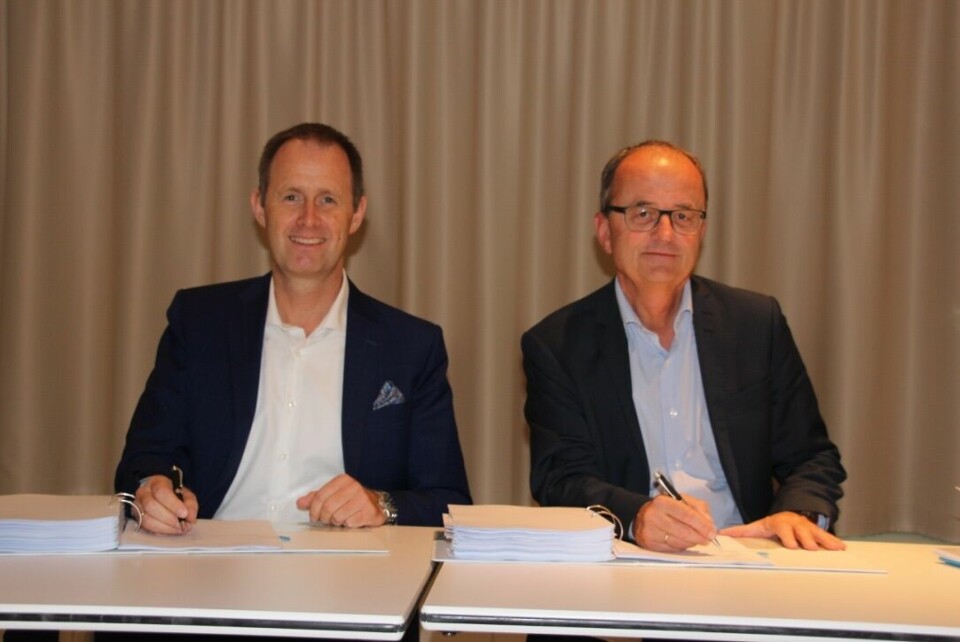OMFATTENDE AVTALE: Christian Schøyen i Tieto og Eimund Nygaard i Lyse signerer for 5 års samarbeide. (Foto: Tieto)
