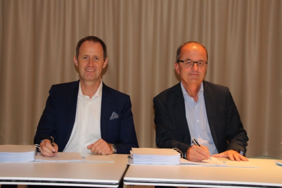 OMFATTENDE AVTALE: Christian Schøyen i Tieto og Eimund Nygaard i Lyse signerer for 5 års samarbeide. (Foto: Tieto) OMFATTENDE AVTALE: Christian Schøyen i Tieto og Eimund Nygaard i Lyse signerer for 5 års samarbeide. (Foto: Tieto)